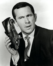 Maxwell Smart (Don Adams) y su zapatfono, en 1965.