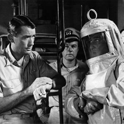 El capitn Towers (Gregory Peck) instruye a un miembro de su tripulacin, antes de que ste salga a explorar la costa de San Diego en 'La hora final' (1959).