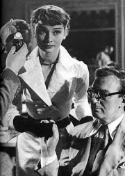 Audrey Hepburn y Alec Guinness preparan una escena en 'The Lavender Hill Mob'.